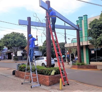 Prefeitura instala iluminação de Natal na rua principal de Bonito