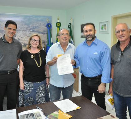 Prefeito assina parceria para vinda da Unidade Móvel SESC Saúde da Mulher em Bonito