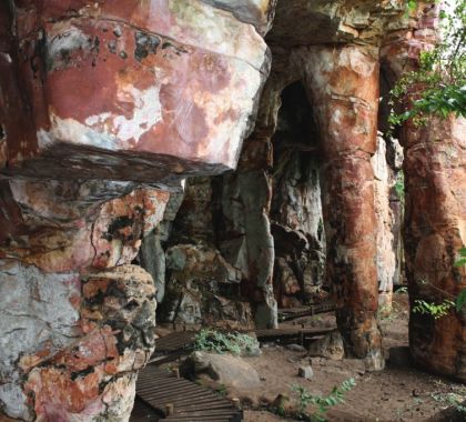 Visita guiada debate arqueologia e conservação de arte rupestre em Alcinópolis