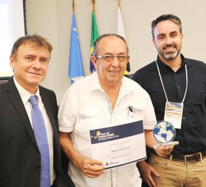 Prefeito de Bonito recebe prêmio por inovação em fórum sobre cidades digitais