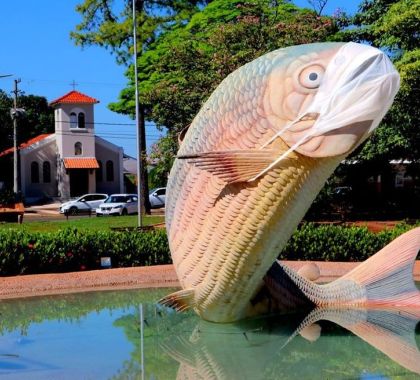 Bonito coloca máscara em esculturas para conscientizar a população