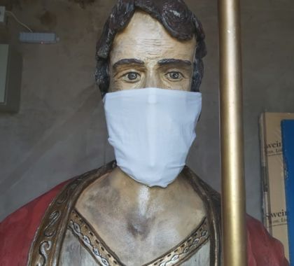 Escultura de São Pedro recebe máscara para dar exemplo à população bonitense