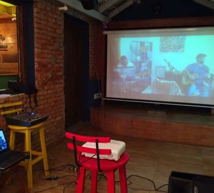 Telão ao vivo leva música para clientes em bar de Bonito