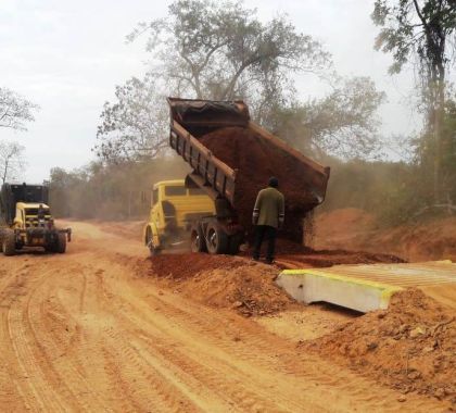 Distrito de Águas do Miranda recebe obras de cascalhamento e patrolamento