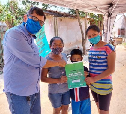 Famílias de Bonito recebem título de propriedade de imóvel e saem da irregularidade