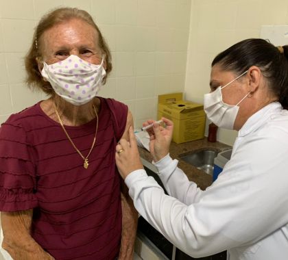 54 idosos são vacinados com doses da vacina CoronaVac em Bonito