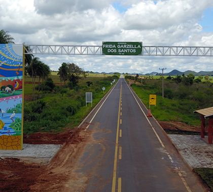 Governador de MS entrega e anuncia obras na região de Bonito
