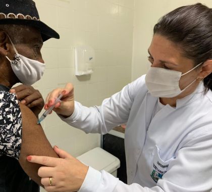 Idosos a partir de 75 anos e profissionais de saúde serão vacinados nesta sexta-feira em Bonito