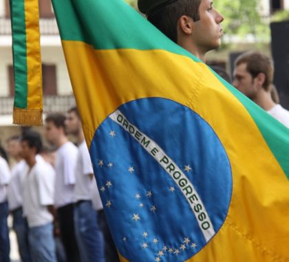 Jovens dispensados do serviço militar são convocados para juramento à bandeira em Bonito