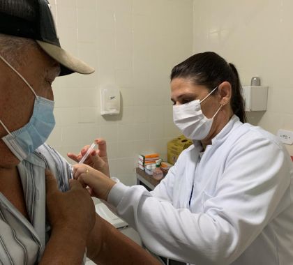 Idosos a partir de 71 anos e profissionais de saúde serão imunizados nesta terça-feira em Bonito