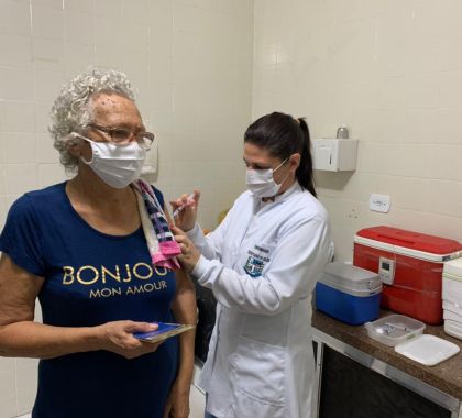 Entre profissionais da saúde e idosos, Bonito já imunizou 2.128 pessoas