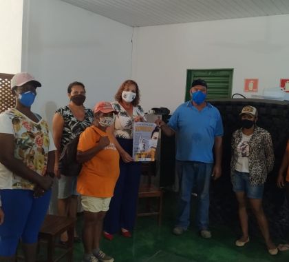 SAS distribui máscaras e aborda ações de prevenção contra à Covid-19 com garis de Bonito