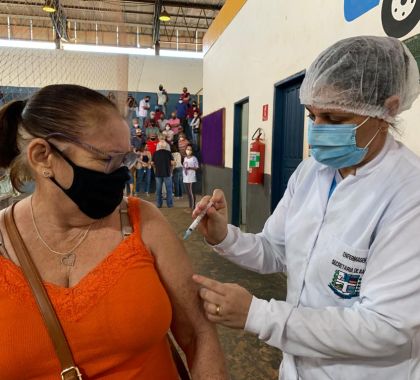 Pessoas com 61 anos e com comorbidades especiais são imunizadas em Bonito