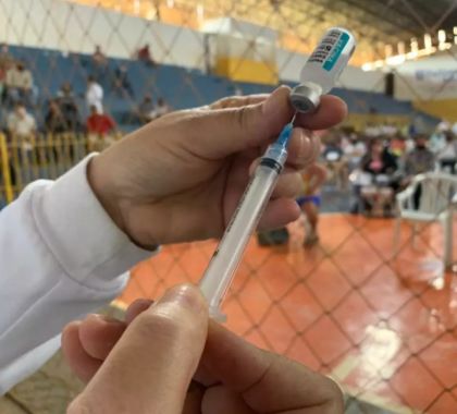 Imunização com a primeira dose da AstraZeneca recebeu 200 pessoas em Bonito