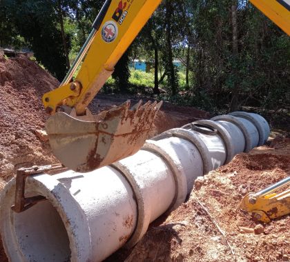 Secretaria de Obras realiza instalação de manilhas em rua do distrito Águas do Miranda em Bonito