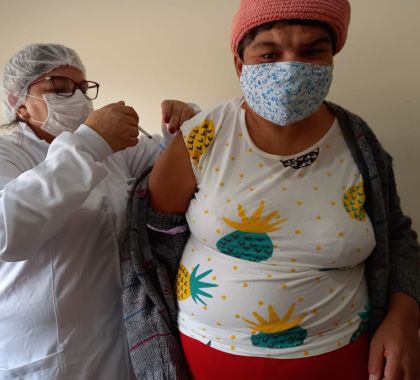 Alunos da Pestallozi de Bonito são imunizados contra à Covid-19