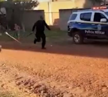Policiais jogam partida de bet e fazem alegria de crianças em Bonito