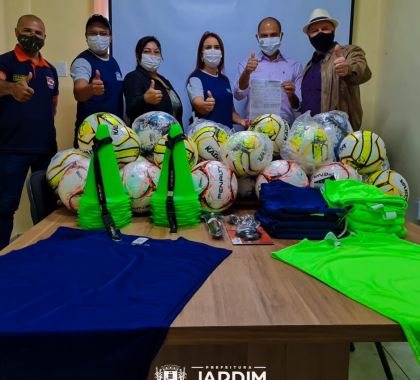 Prefeitura de Jardim entrega material esportivos para o SCFV e Departamento de Esportes