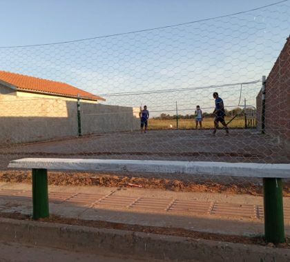 Quadra de areia em bairro de Bonito é recuperada