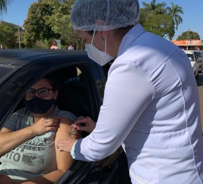 Com doses da vacina Janssen, pessoas acima dos 30 anos são imunizadas em Bonito