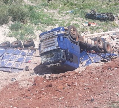 Mulher morre após caminhonete ser empurrada por carreta e cair em ribanceira na Serra de Maracaju