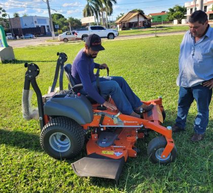 Trator cortador de grama é adquirido para manutenção de praças e canteiros em Bonito