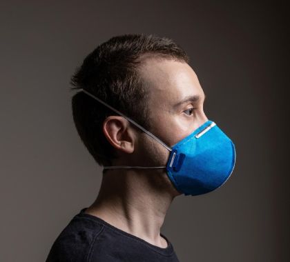 Máscara PFF2 com elástico na cabeça é a que fornece maior nível de proteção contra Covid, aponta especialista