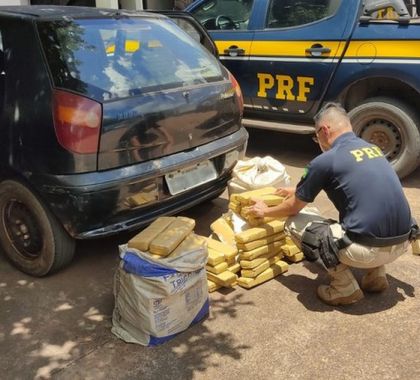 PRF flagra foragido da Justiça com veículo abarrotado de maconha em Jardim