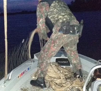 Dois pescadores são presos fazendo arrastão com redes no rio Miranda durante a Piracema 