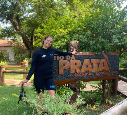 Atriz Giovanna Goldfarb se encanta com as águas cristalinas do Recanto Ecológico Rio da Prata