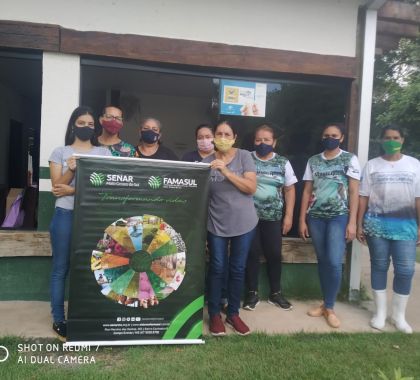 Mulheres participam de curso de Confeitaria de Bolos e Biscoitos no Balneário Municipal de Bonito