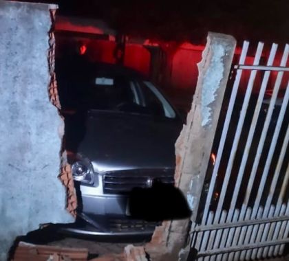 Sem CNH, motorista colide carro em muro em Jardim