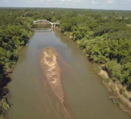 Rio Miranda preocupa ao formar bancos de areia e desvio do leito por causa do assoreamento