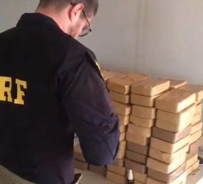 PRF apreende 211 kg de pasta base e cloridrato de cocaína em Miranda