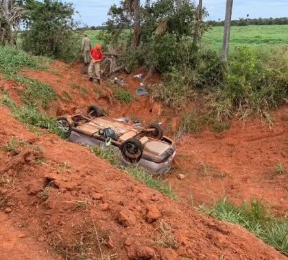 Táxi capota e turistas morrem em acidente na MS-178, entre Bonito e Jardim