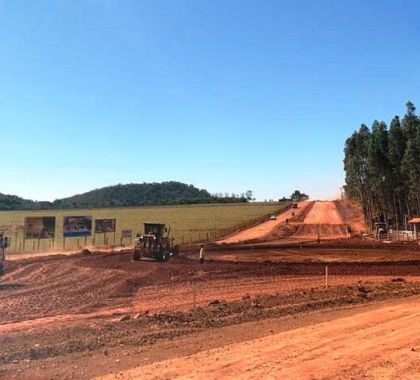 Obras de pavimentação da Rodovia do Turismo seguem em ritmo acelerado em Bonito