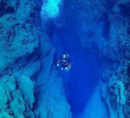 Lagoa Misteriosa profundidade; mergulhador atinge a marca de 220 metros