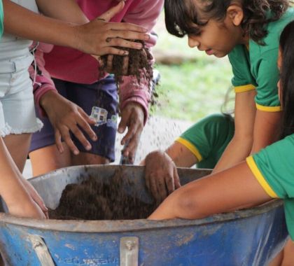 Alunos das escolas municipais de Bonito visitam Viveiro Municipal e realizam plantio de sementes