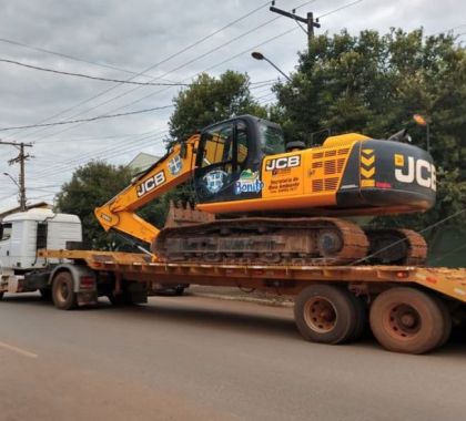 Escavadeira hidráulica segue para iniciar trabalhos de conservação de solo em fazenda em Bonito