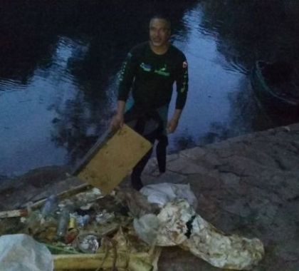 Parte de geladeira é retirada durante ação de limpeza realizada no rio da Prata