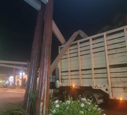 Caminhão derruba pórtico que atravessa a Rua Pilad Rebuá