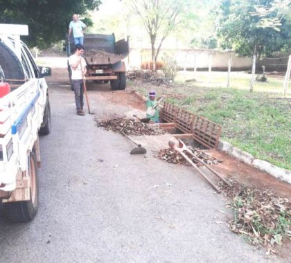 Secretaria de Obras limpa e revitaliza bueiros em Bonito